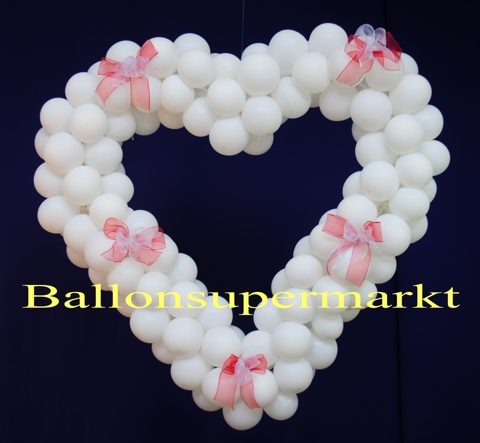 Ballondekoration Hochzeit: Herzdekoration aus Luftballons