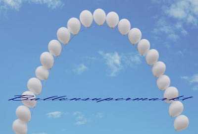 Ballonbogen aus weißen Luftballons mit Helium zur Dekoration der Hochzeit